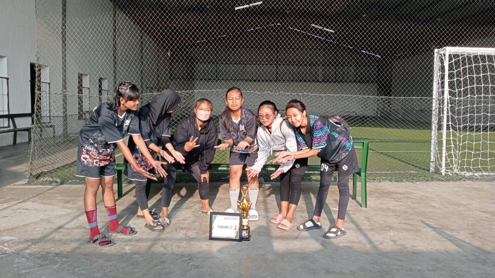 Tim Futsal Putri SMK Palapa Pare Rayakan Kemenangan Bersama Trofi dan Sertifikat